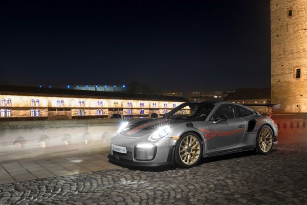 Une Porsche 991 GT2 RS floquée de petits cœurs à la recherche de son âme sœur dans les rues de Strasbourg.