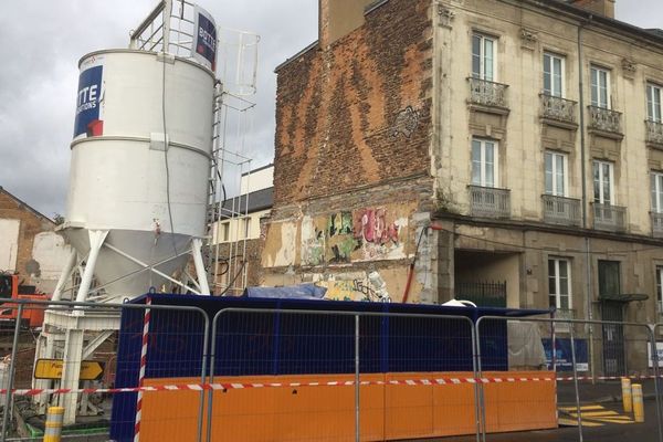 L'immeuble évacué au 7 quai d'Ille-et-Rance à Rennes, jouxte un chantier de construction