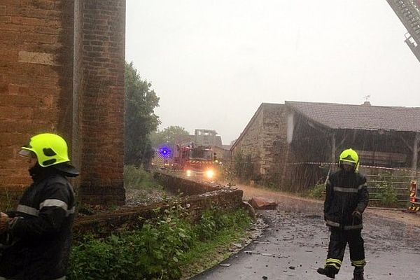 Une trentaine de pompiers sont mobilisés, car le clocher de l'église de Bissy-sous-Uxelles, qui a été touché par la foudre, menace de s'effondrer. 