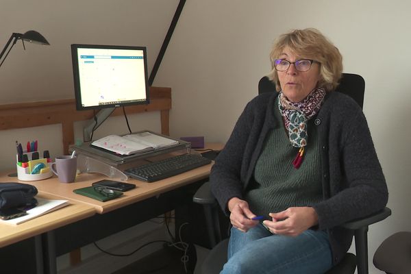 Après avoir effectué un stage en entreprise, Laurence Costa, porteuse d'un handicap, a réussi a retrouver un travail dans une association.