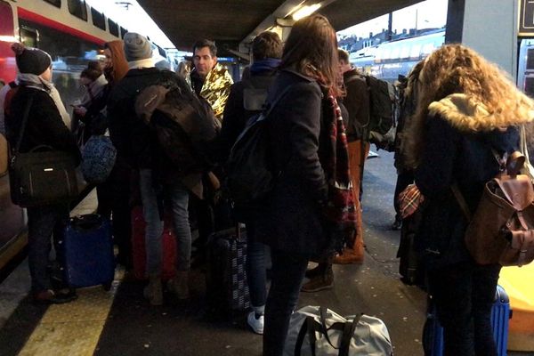 Les passagers ont été transbordés en gare d'Arras, après plusieurs heures de galère.