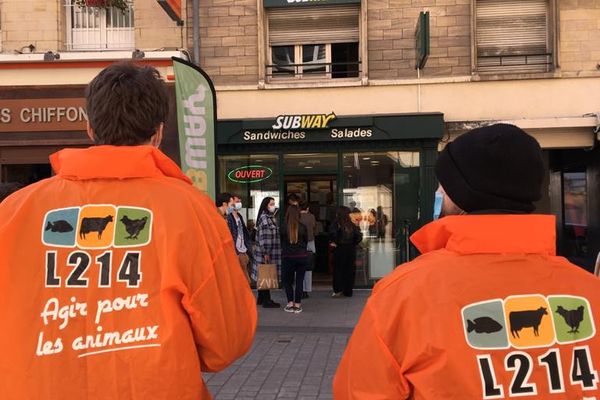 Des bénévoles de l'association L214 devant la sandwicherie américaine, samedi 27 février 2021.