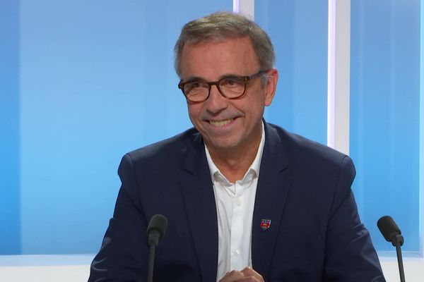 Pierrre Hurmic, maire écologiste de Bordeaux,  sur le plateau de Dimanche en politique (septembre 2024)