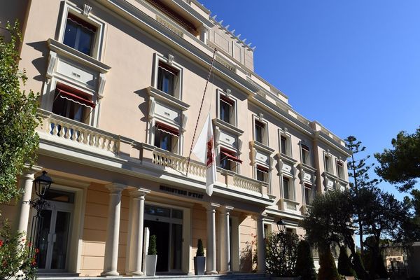 La principauté de Monaco a mis ses drapeaux en berne. 