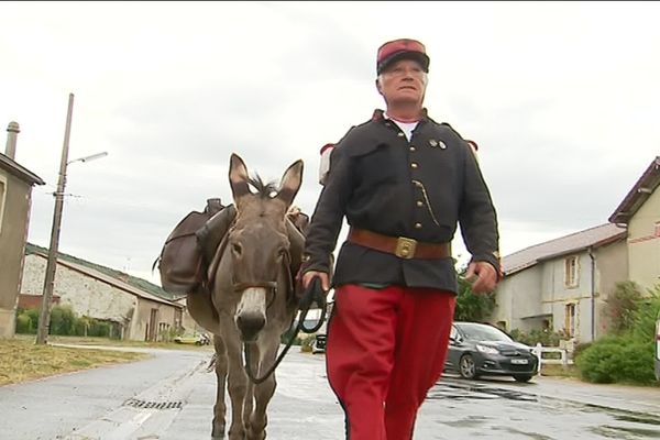 Marc et son compagnon l'âne "Lucky" en sont à 1900 km parcourus depuis le Gers. Ils rendront hommage aux Poilus.