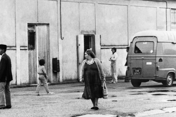 Archives. Photo du camp de Bias, le 18 août 1975, alors qu'une révolte était en cours dans le camp, assiégé par les forces de police.