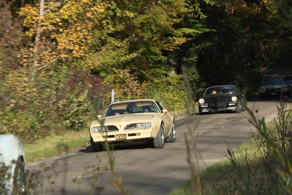 Petit tour en voitures américaines dans le cadre d'octobre rose