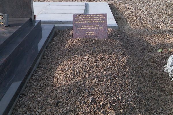 C'est cette tombe du cimetière de Mont-Saint-Sulpice qui intéresse la justice.