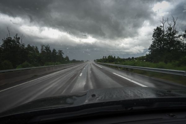 Après une période sans eau, les premières gouttes de pluie peuvent rendre la chaussée glissante.