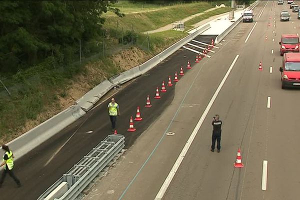 Bus renversé sur l'A7, dans la Drôme - le temps de l'enquête. Des relevés ont été effectués sur les lieux de l'accident ce dimanche