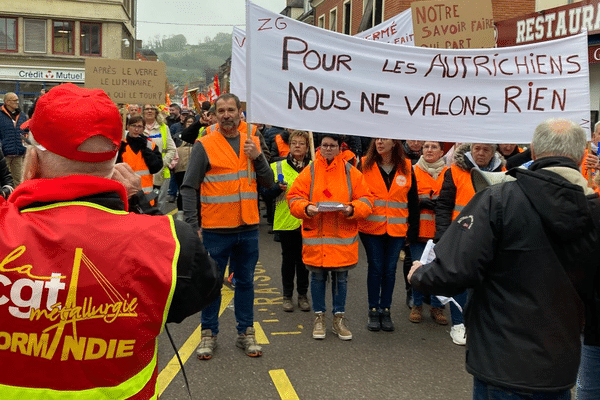 Dans les rues des Andelys dans l'Eure, les salariés d'Europhane manifestent, ce vendredi 8 novembre 2024. Le 16 octobre, ils ont appris que leur unité de production d'éclairages serait fermée par Zumbtobel, leur propriétaire autrichien.