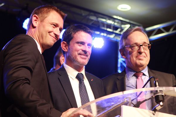 Les maires de Courcouronnes Stéphane Beaudet, le député de l'Essonne Manuel Valls, et le maire d'Evry Francis Chouat, le 13 janvier 2018.