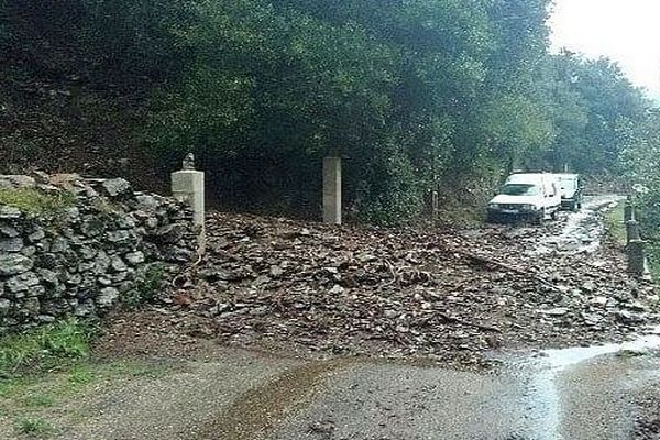 Gard - la RD.323 entre les hameaux du Mazel et de la Valette sur la commune du Val d'Aigoual est coupée suite à un glissement de terrain - 20 octobre 2019.