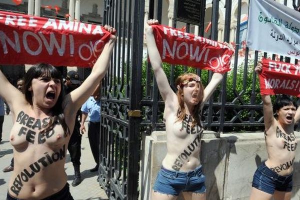 Les trois activistes des Femen devant le palais de justice de Tunis, le 29 mai 2013