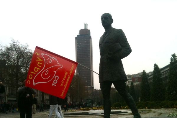 De Gaulle sur le Cours des 50 otages détourné par les manifestants.