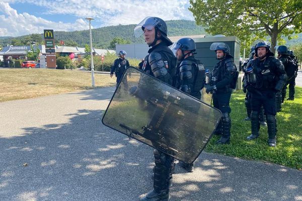 Les CRS ont empêché les manifestants No border d'accéder au centre de Gap.