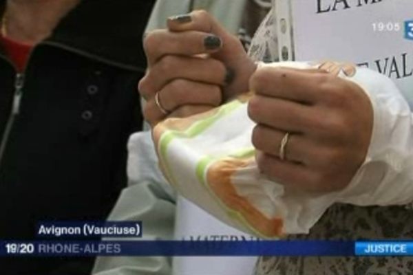 Combat contre la fermeture de la maternité de Valréas ... des couches culottes en guise de menottes (27/11/12)