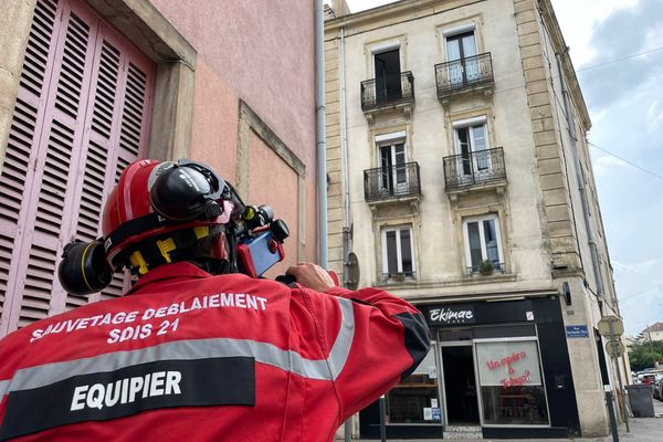 Les pompiers tentent de sécuriser un immeuble qui menace de s'effondre dans le centre-ville de Dijon.