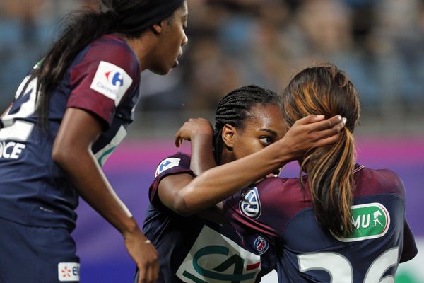 Marie-Antoinette Katoto vient d'ouvrir le score lors de la finale de la Coupe de France de football féminin entre le PSG et l'OL, à Strasbourg le 31 mai 2018.