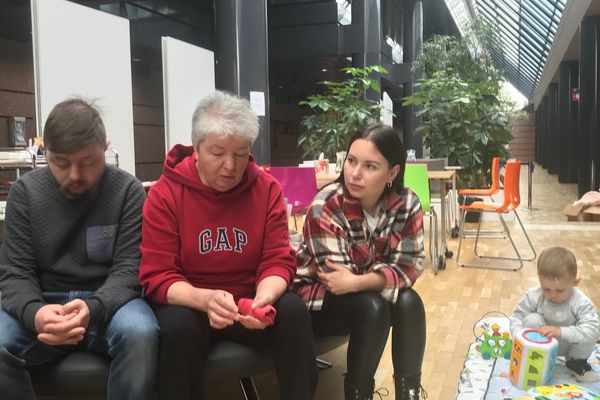 Ivan, 21 ans - Zhanna, 65 ans et Vira, 34 ans, témoignent dans les locaux de la Collectivité européenne d'Alsace.