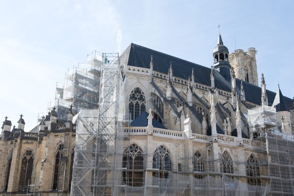 La cathédrale Saint-Cyr-et-Sainte-Julitte de Nevers a notamment été abîmée pendant la Seconde Guerre mondiale.