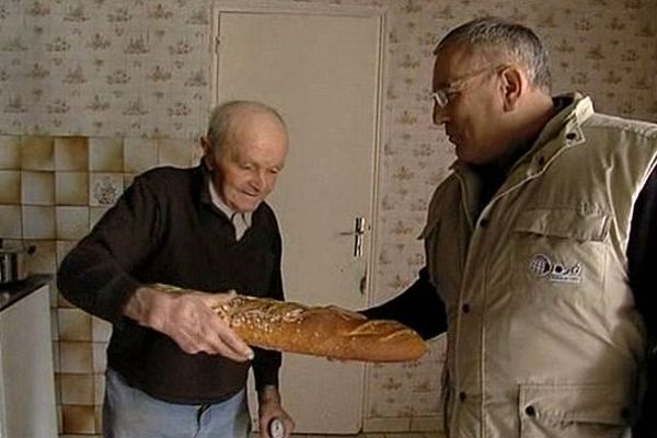 Un agriculteur, Armand Fouquet, fait la tournée des personnes âgés à Notre-Dame-du-Toucher