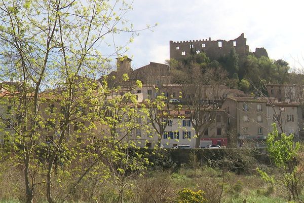 Durban-Corbières, dans le département de l'Aude qui déplore plus de 300 morts du Covid et encore 100 hospitalisations actuellement.