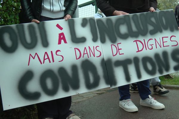 Des professeurs et parents d’élèves du collège de Canisy, dans la Manche, se sont mobilisés ce lundi 30 septembre, pour dénoncer et protester contre le manque d’accompagnants d’élèves en situation de handicap (AESH).