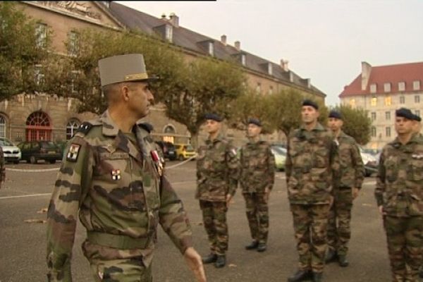 Prise d'arme à l'état major de l'armée de terre à besançon avant le départ pour l'Afghanistan