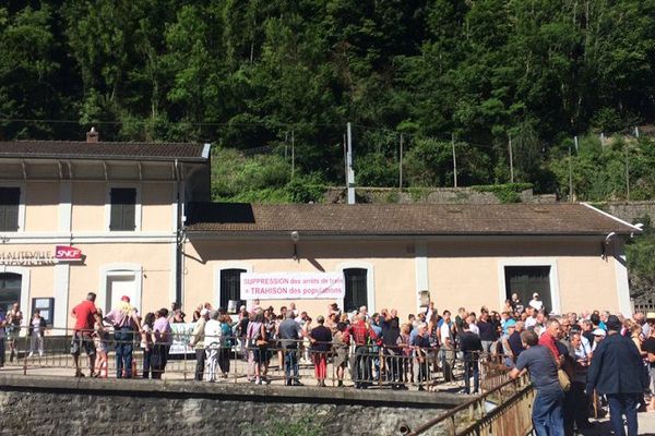 Bugey (Ain) - Un rassemblement devant la gare de Tenay-Hauteville 