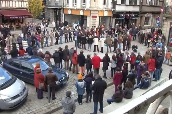 200 personnes ont dansé une gavotte en soutien aux sans papiers le 23 novembre dernier à Lannion