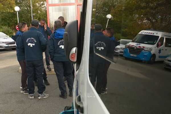 Ils sont une dizaine à se présenter chaque jour sur le parking