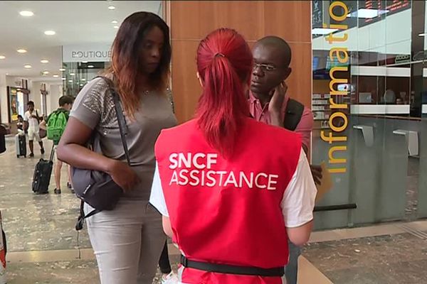 24 volontaires sont mobilisés en gare Matabiau à Toulouse pour aller à la rencontre des voyageurs.