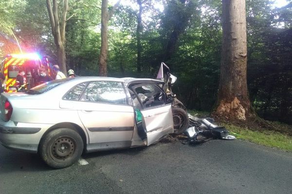 La voiture de l'automobiliste a percuté un arbre, à Saint-Paul-en-Gâtine (Deux-Sèvres) 