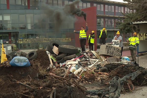 Perpignan - les agriculteurs de la Coordination Rurale des Pyrénées-Orientales ont bloqué le siège départemental de la MSA ce mardi 31 décembre 2024.