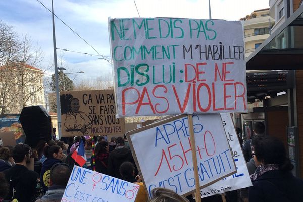 Ce dimanche 8 mars à Clermont-Ferrand, plus de 2000 personnes se sont rassemblées pour la journée internationale de lutte pour les droits des femmes.