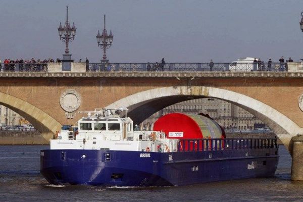 Le délicat passage sous le pont de Pierre des grosses pièces de l'A 380 à Bordeaux 