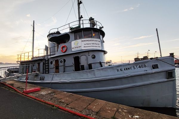 Le remorqueur, restauré par l'association USST 488, à quai dans le port du Havre,