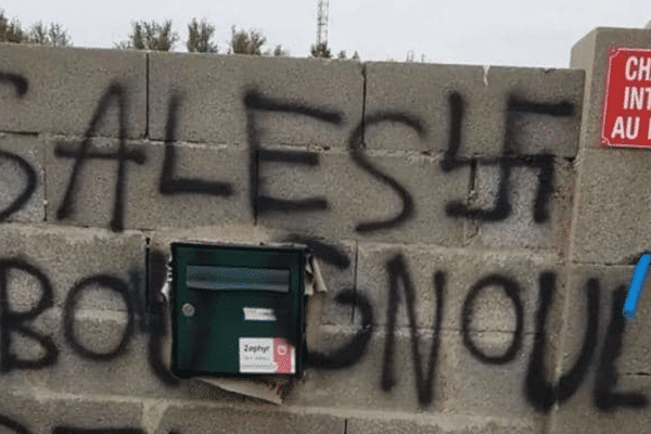 "Sales bougnoules", "rentrez chez vous", des tags racistes et des croix gammées ont été découverts mardi 18 juin 2024 au matin sur les murs de la nouvelle mosquée de Montauban Es-Salam (Tarn-et-Garonne).