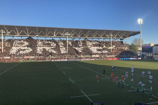 Promesse tenue par les Aféciouna avec ce joli tifo à l'entrée des équipes.