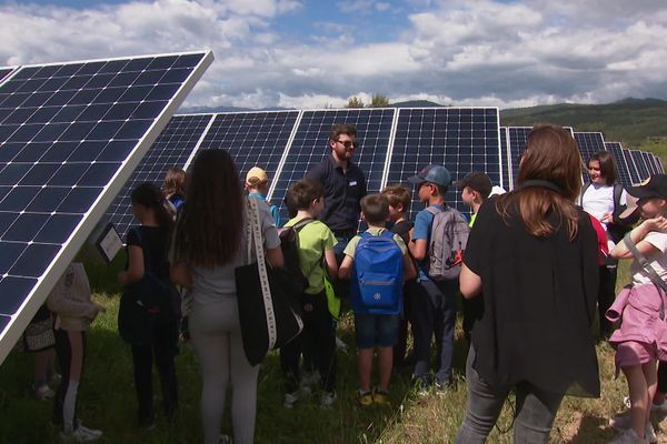 Les élèves de l'école primaire Sandreschi à Corte ont visité ce vendredi 17 mai une centrale solaire à Giuncaggio en plaine orientale.