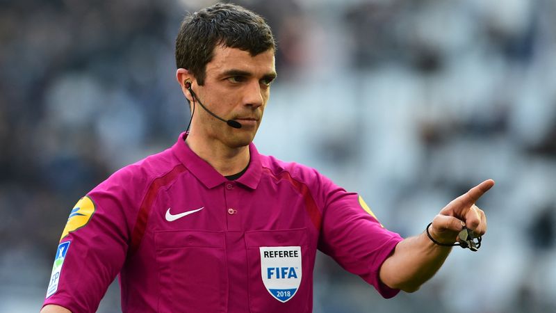 Frank Schneider in his old referee costume, here during the Bordeaux-Nice match in 2018.