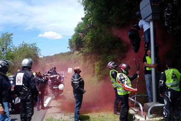 Recouverts de peintures, brûlés ou drapés comme ici lors d'une action symbolique de motards, les radars sont de plus en plus la cible de vandalisme.