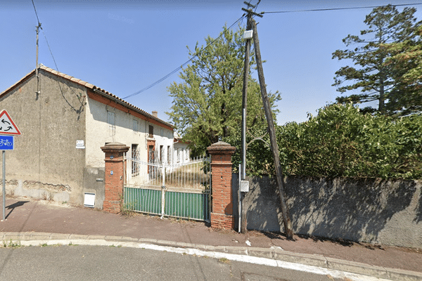 La maison située route de Launaguet à Toulouse (Haute-Garonne) est occupée illégalement depuis plusieurs jours par une quinzaine de personnes.