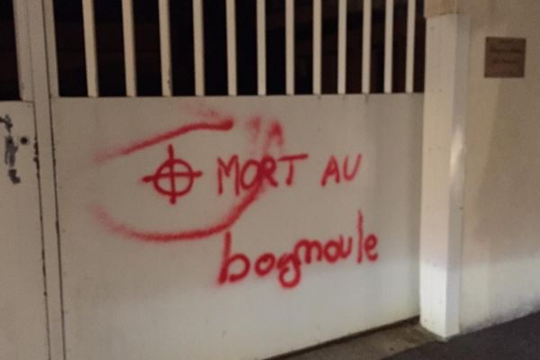 Des tags de menaces de mort sur le portail de la mosquée de Cherbourg, découvert ce samedi 25 novembre 2023.