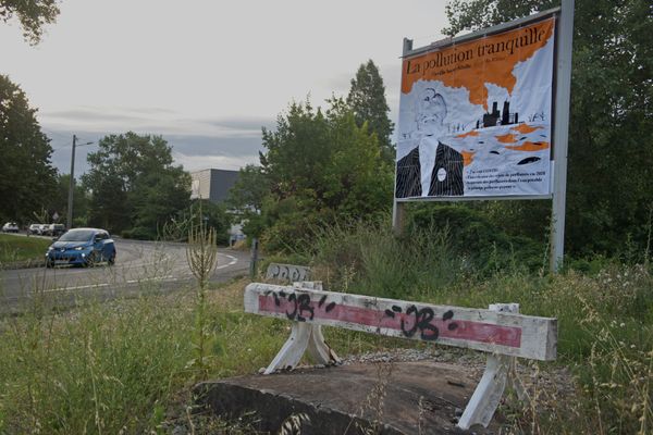 Un collectif a procédé à l'affichage d'un panneau dénonçant les prises de position du député Cyrille Isaac-Sibille, en face de la plateforme industrielle d'Arkema.