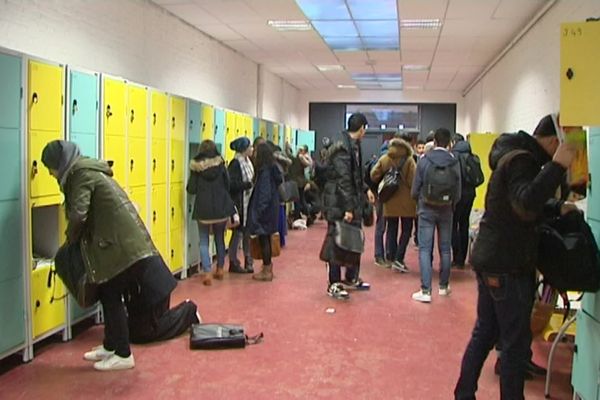 Les élèves du lycée Averroès avant les cours à Lille.