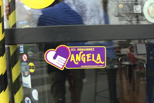 Les enseignes qui affichent ce macaron "Ici, demandez Angela", peuvent prendre en charge une victime potentielle de harcèlement.