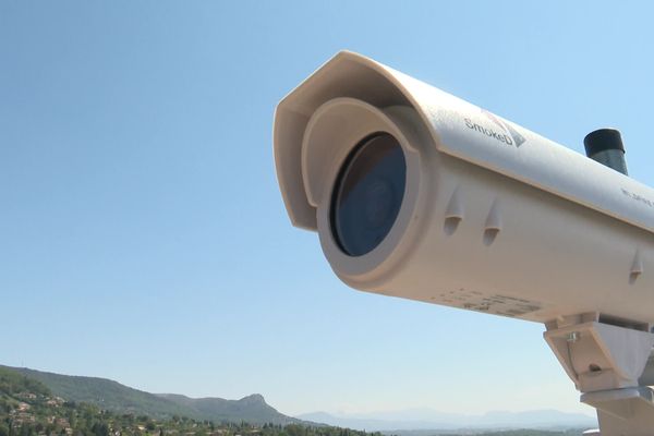 Tourrettes-sur-Loup est l'une des premières des Alpes-Maritimes, dans le sud-est de la France, à expérimenter des capteurs basés sur l'intelligence artificielle pour détecter au plus vite les départs de feu de forêt.