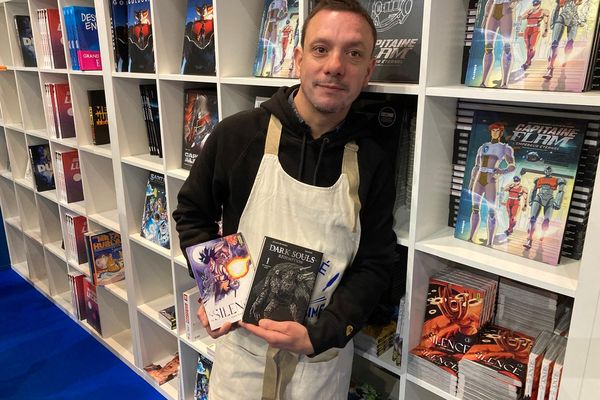 "On a eu une explosion de vente de mangas après le Covid." Romain Ollivier, libraire à Angers